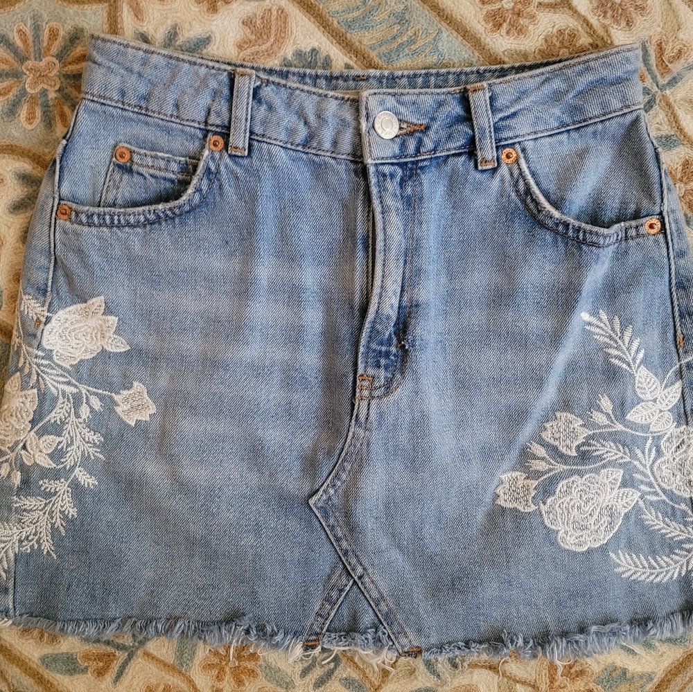 Y2K Frayed Jean Mini Skirt with Floral Embroidery